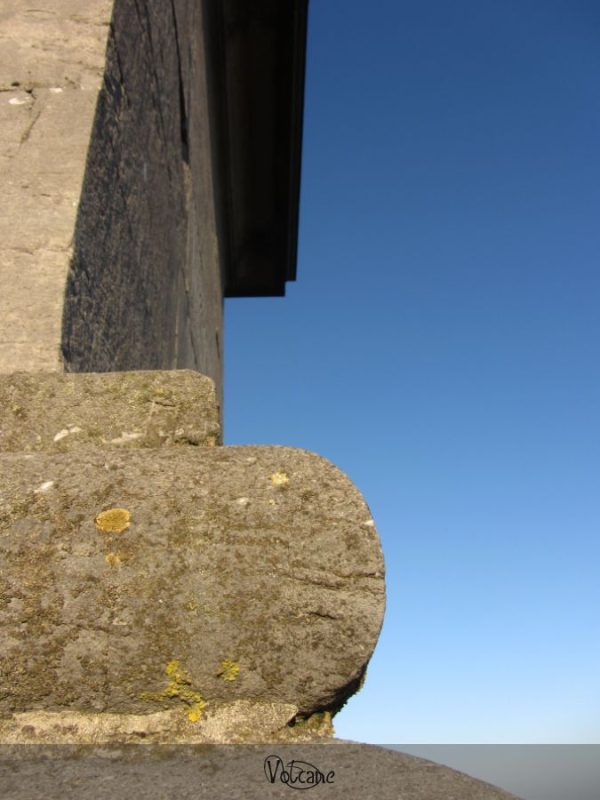 Autre côté du socle