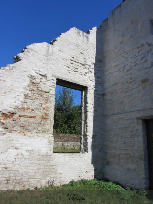 Autre mur de la chapelle d'Hougoumont