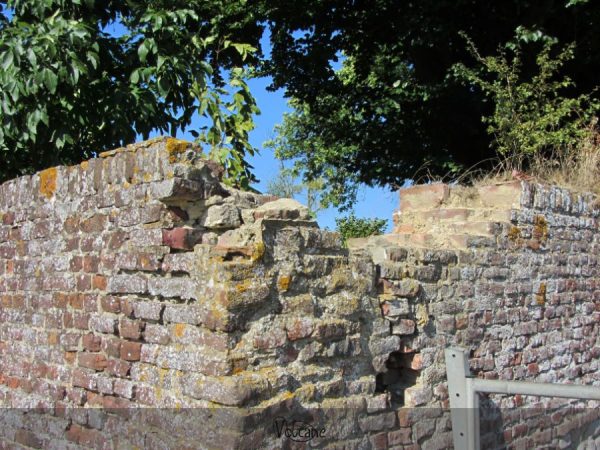 Ruine d'un mur de la fermed'Hougoumont