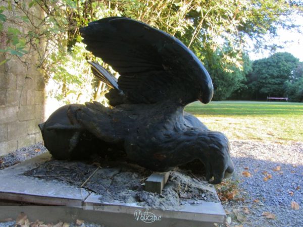 Aigle déposé au pied de la butte du lion de Waterloo