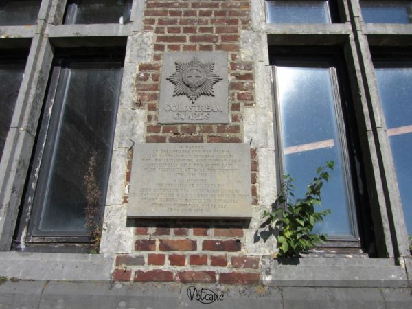 Plaque commémorative sur le mur de la ferme d'Hougoumont
