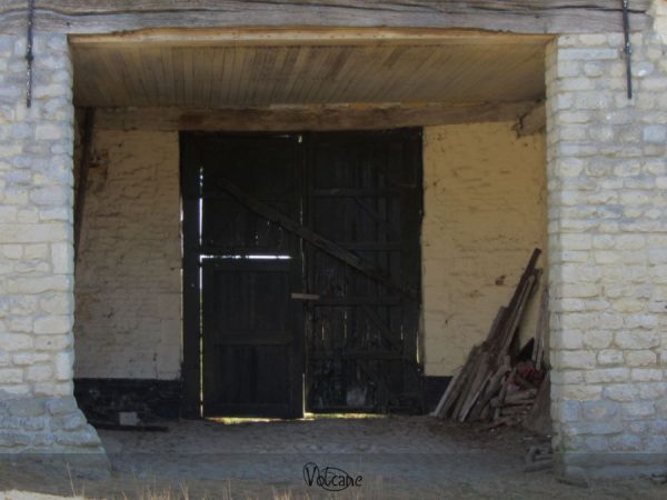 Côté intérieur de l'entrée principale de la ferme d'Hougoumont