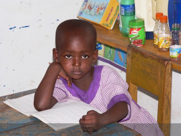 Enfant en classe de maternelle d'une école au Kenya