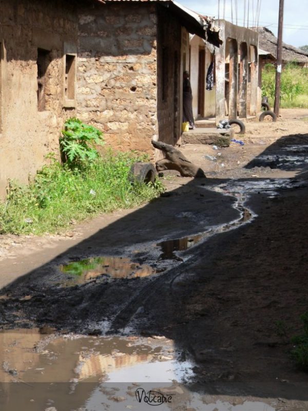 Ruelle d'un petit village du Kenya