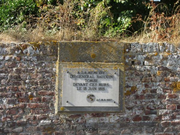 Plaque commémorative à la ferme d'Hougoumont