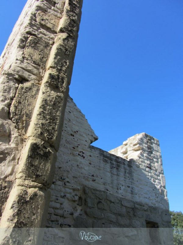 Autre angle du mur de la chapelle d'Hougoumont
